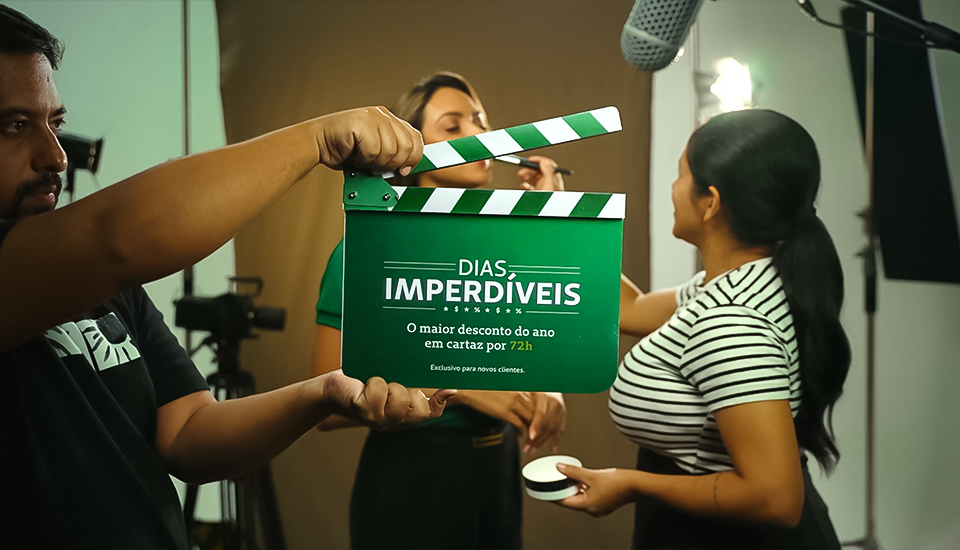 Equipe de vendas da Unimed Fortaleza caracterizada como protagonistas de filmes durante campanha.
